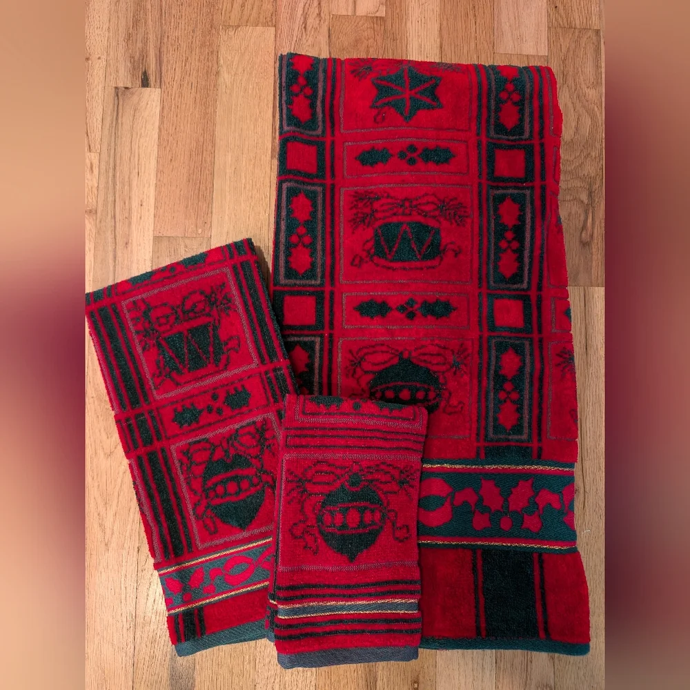 Vintage Red Christmas Holiday Towel set Green Gold Holly Ornaments Set Of 3
